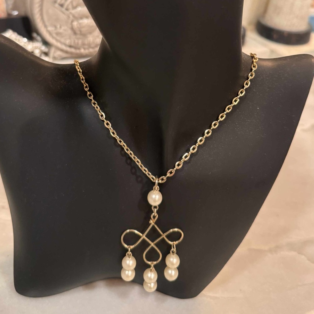 Vintage AVON signed Elegant Gold and Pearl Necklace 12in chain